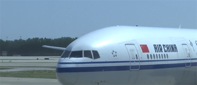 大陆军舰搭载470多名第二批撤离人员抵达吉达港。图为第一批撤离人员包机抵达北京。（大陆央视）