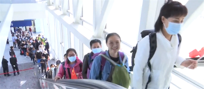 大陆军舰搭载470多名第二批撤离人员抵达吉达港。图为第一批撤离人员搭包机返抵北京首都机场。（大陆央视）