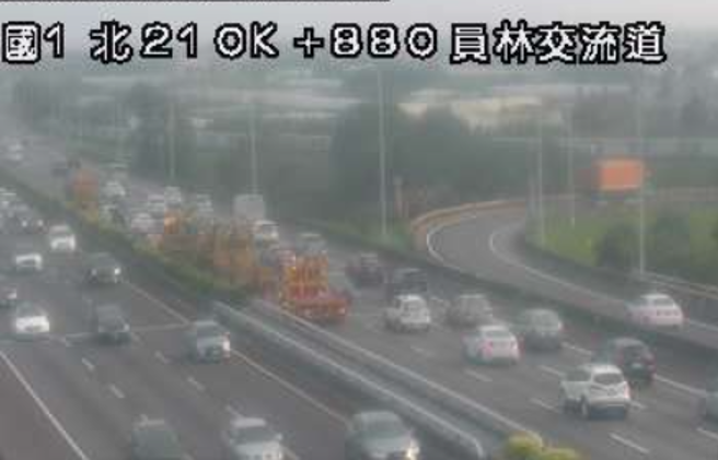 国1南下员林交流道「6车连环撞」占2车道，回堵1公里。(翻摄高速公路1968)