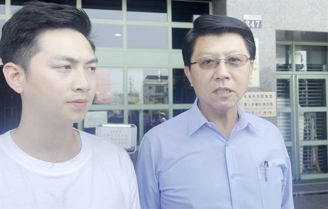 国民党前台南市议员谢龙介（右）29日陪同拟参选台中市第4选区立委的廖伟翔（左）跟随妈祖回銮遶境，推荐廖是优质参选人。（陈淑芬摄）