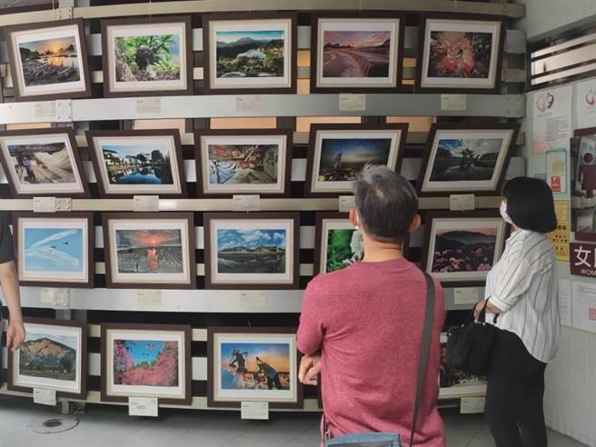 南投县竹山镇紫南宫号称七星级的「金笋迎春」的公厕化身艺廊，即日起至5月28日举办南投县摄影学会摄影展，共展出人文风情、民俗采风、自然生态及山水景色等72件作品。（潘虹恩摄）