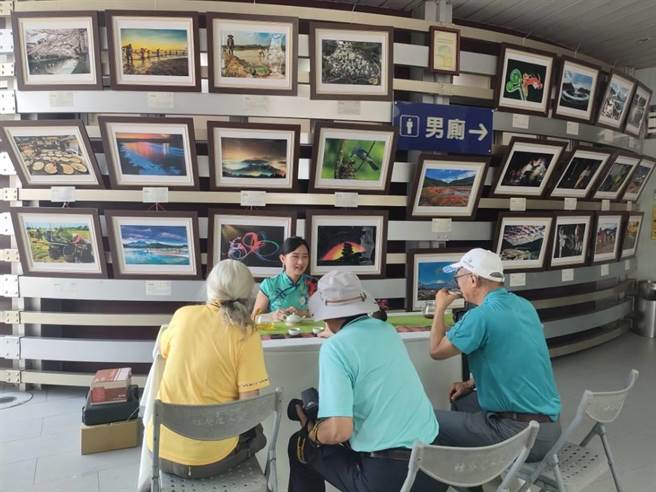 南投县摄影学会29日上午10点于「金笋迎春」广场举办开幕仪式，结合竹山在地特色，邀请茶艺家设摊展现茶艺，吸引民眾驻足赏画、品茶。（潘虹恩摄）