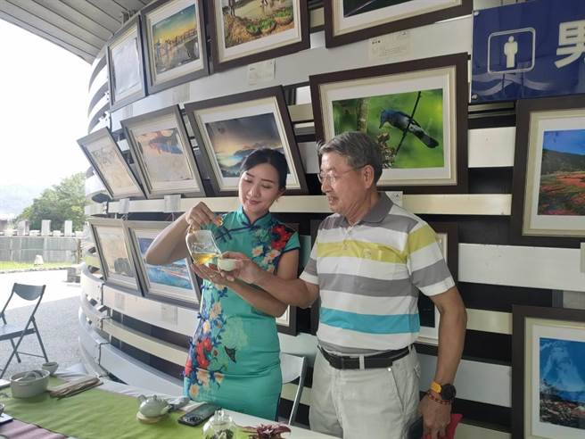 南投县摄影学会摄影展29日上午10点于「金笋迎春」广场举办开幕仪式，茶艺家邀请竹山紫南宫董事长林吉郎（右）品茶。（潘虹恩摄）