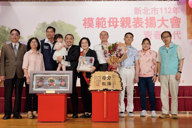 新北市社会局今举行「112年度模范母亲表扬大会」，有57位妈妈获奖，淡水区68岁的曾瑞莲ㄧ生奉献给患有脑麻的儿子，为了孩子应徵上老师，也帮助儿子考取台大博士班，后续更创办幼儿园，造福更多弱势家庭。（蔡雯如摄）