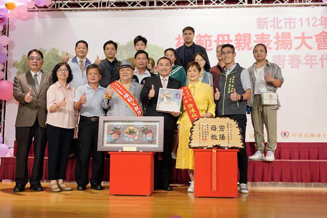 新北市社会局今举行「112年度模范母亲表扬大会」，有57位妈妈获奖，三峡警分局长许城铭的妈妈许陈秋香也获得模范母亲。（蔡雯如摄）