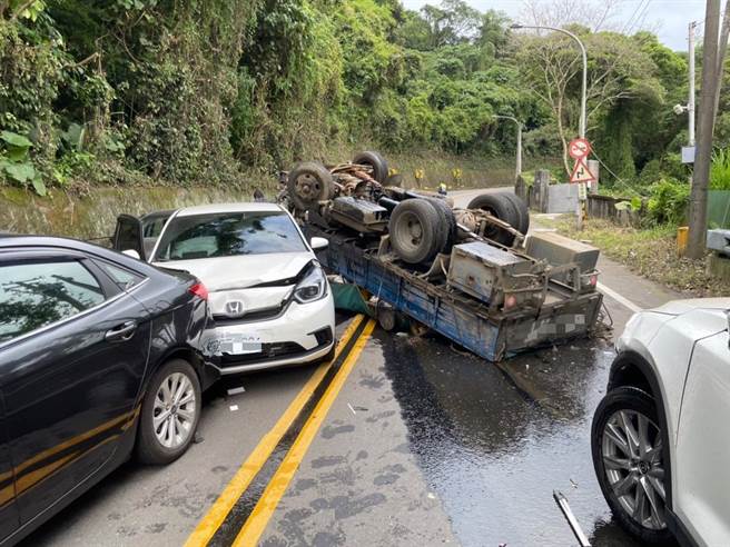 桃园大溪一辆小货车今日下午疑似煞车失灵，跨越车道逆向行驶，连撞6车后翻覆。（翻摄照片／蔡明亘桃园传真）