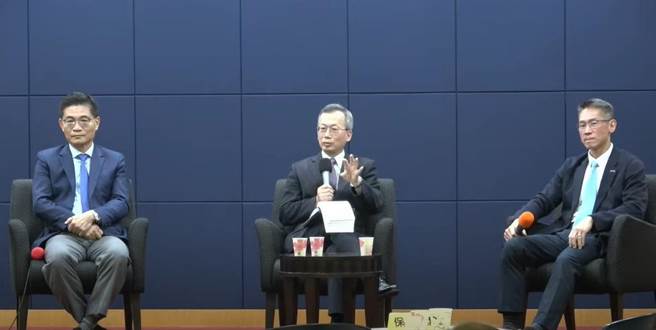 台大校友会文化基金会天今(29)日举行高等教育改革论坛，邀请(左起)清大校长高为元、政大校长李蔡彦和成大校长沈孟儒讨论全球人才议题。(李侑珊翻摄)