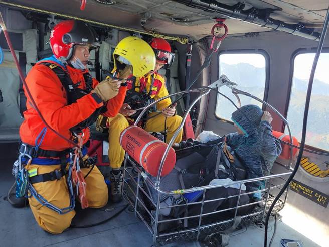 张姓山友29日攀爬南投县马利亚文路山东峰时高山症发作，空勤总队获报立即派遣黑鹰直升机前往，成功救援。（空勤总队提供／潘虹恩南投传真）