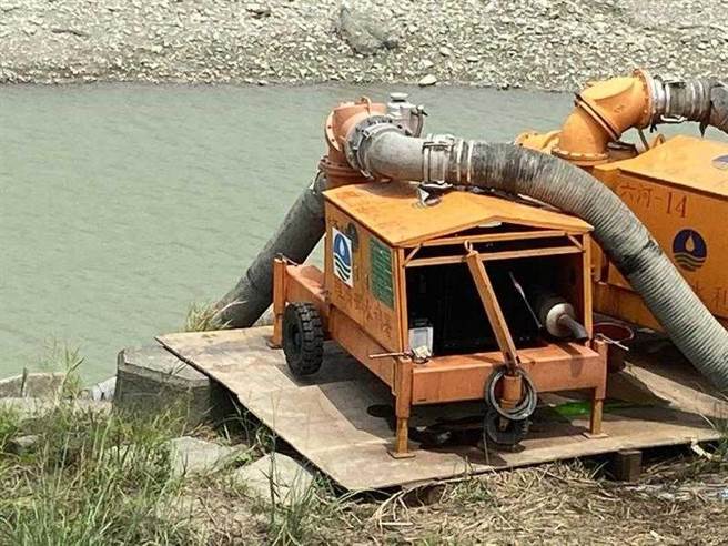 南水局在曾文溪下游使用抽水机，将水抽回上游的玉峰拦河堰。（南水局提供／程炳璋台南传真）