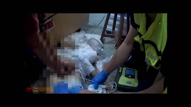 新北市消防局人员及时救援命危老翁。（新北市消防局提供）