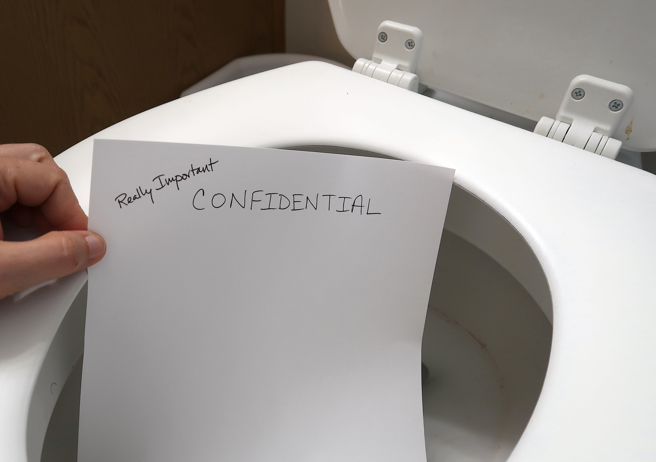 英国皇家海军潜舰敏感文件，竟在酒吧厕间被人发现。（示意图／Shutterstock）