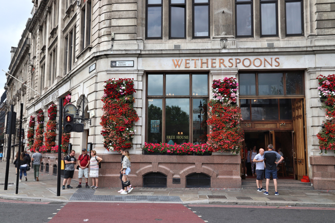 Wetherspoons是英国知名连锁酒吧。（示意图／Shutterstock）