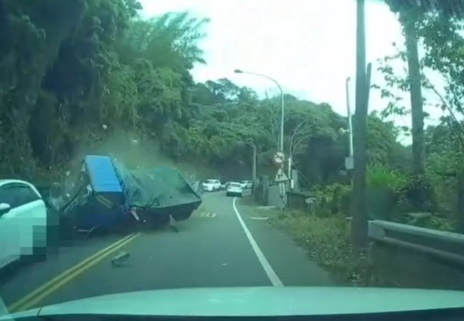 恐怖画面曝！小货车「煞车失灵」酒驾逆向暴衝，连撞6车翻覆。(翻摄画面)