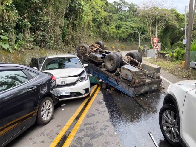 桃园大溪一辆小货车今日下午疑似煞车失灵，跨越车道逆向行驶，连撞6车后翻覆。（翻摄照片／蔡明亘桃园传真）
