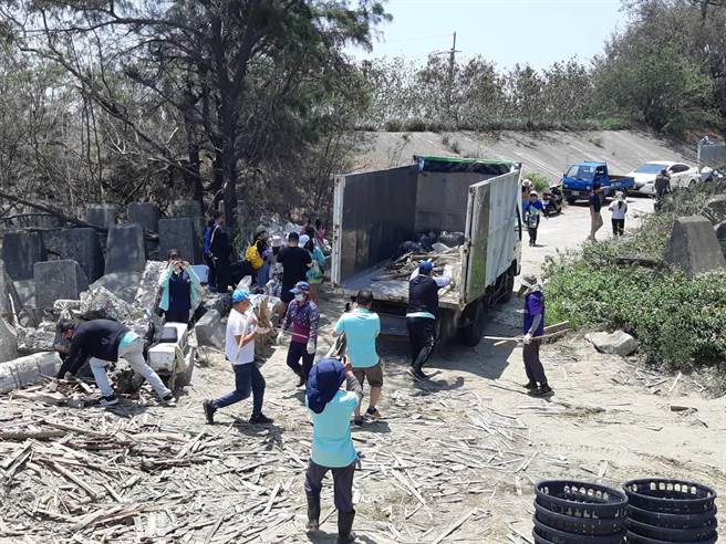 嘉义县环保局特别号召县内海岸认养单位举行「守护白海豚、好美护海洋」沙洲净滩行动，清出上百公斤废弃物。（嘉义县政府提供/吕妍庭嘉义传真）