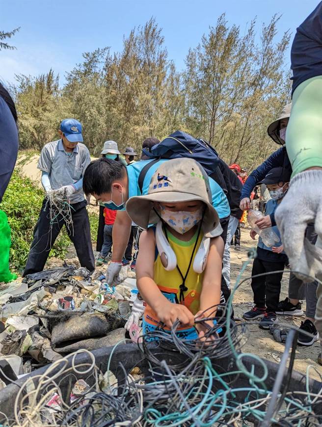 嘉义县环保局特别号召县内海岸认养单位举行「守护白海豚、好美护海洋」沙洲净滩行动，清出上百公斤废弃物。（嘉义县政府提供/吕妍庭嘉义传真）