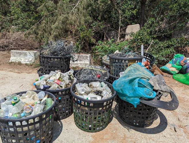 嘉义县环保局特别号召县内海岸认养单位举行「守护白海豚、好美护海洋」沙洲净滩行动，清出上百公斤废弃物。（嘉义县政府提供/吕妍庭嘉义传真）