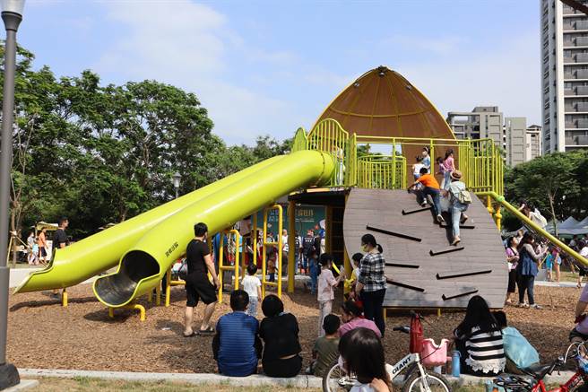 6座好玩的「小竹绘本」系列特色公园29日举办联合启用典礼，包括公12、儿22、儿24、公25、公儿27及公儿30等公园游戏场。（邱立雅摄）
