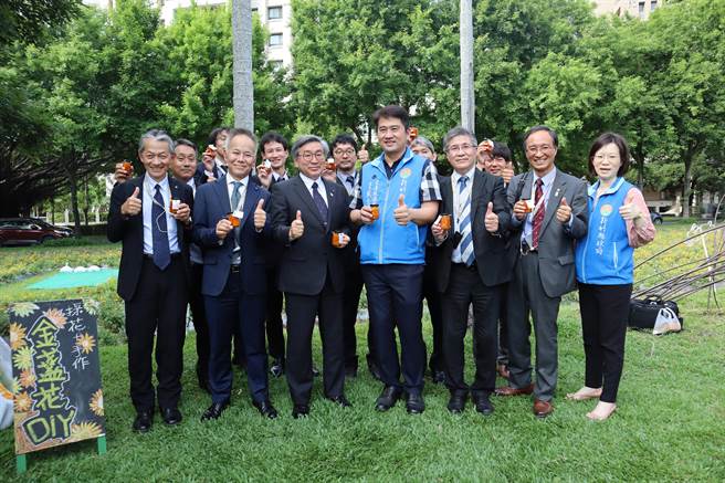 宫崎县共15人来到新竹县交流，29日到新瓦屋了解客家文化及体验金盏花手作。（邱立雅摄）