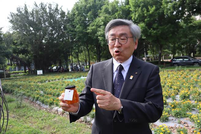 宫崎县副知事日隈俊郎率团来新竹县交流，并体验手作金盏花精油。（邱立雅摄）