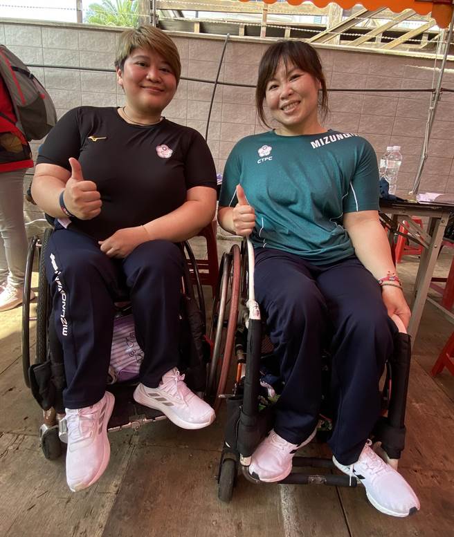 「台湾帕运健力天后」林亚璇（右）、林资惠（左）29日人生首次躜轿底，虔诚祈求感动流泪。（陈淑芬摄）