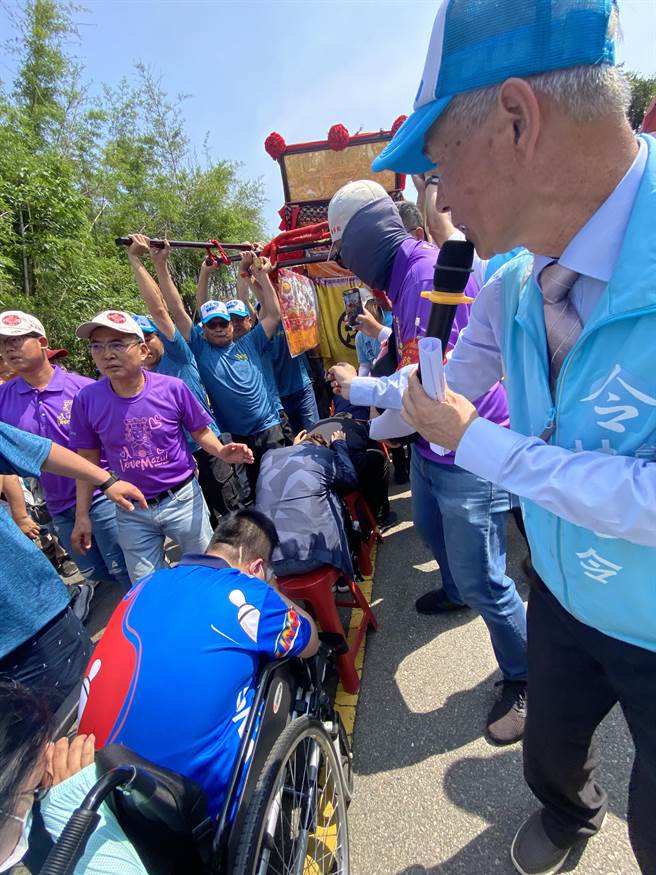 台中市议员林孟令邀请身障体育国际赛国家代表队选手及团体等近百人躜妈祖銮轿。（陈淑芬摄）