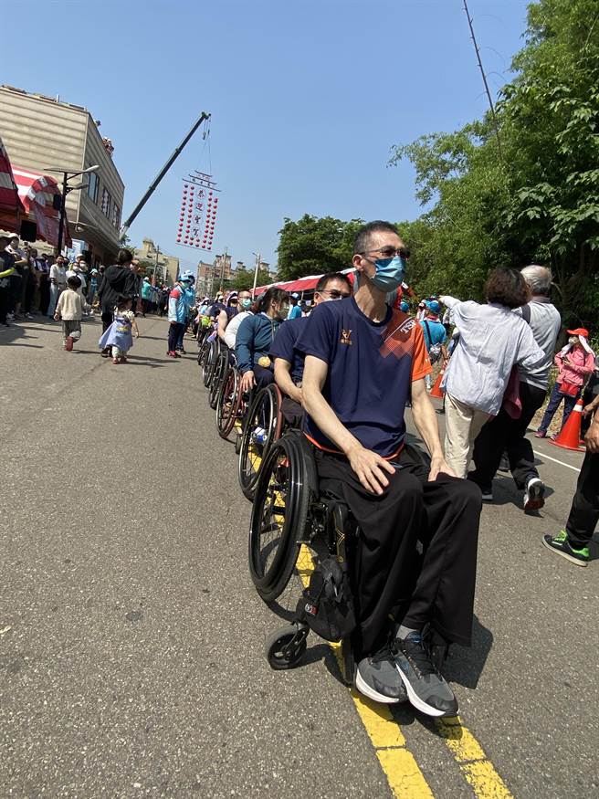 台中市议员林孟令邀请身障体育国际赛国家代表队选手及团体等近百人躜妈祖銮轿，初体验让他们兴奋又感动。（陈淑芬摄）