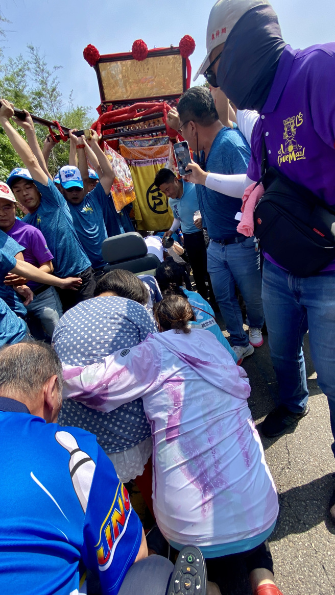 市议员林孟令邀请身障体育国际赛国家代表队选手及团体等近百人躜妈祖銮轿，前立委顏宽恒到场关心。（陈淑芬摄）