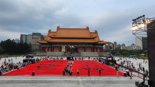 云门舞集50周年，演出创办人林怀民的经典舞作《薪传》，今晚在台北国家戏剧院演出时，户外同步有转播，转播结束，将由林怀民带领云门舞者及近40位由眾多艺文爱好人士所组成的旗手义工团，齐力呈现书法家董阳孜挥毫的「风调雨顺，国泰民安」巨幅布条，和现场数万观眾，继续为台湾祈福。（李欣恬摄）