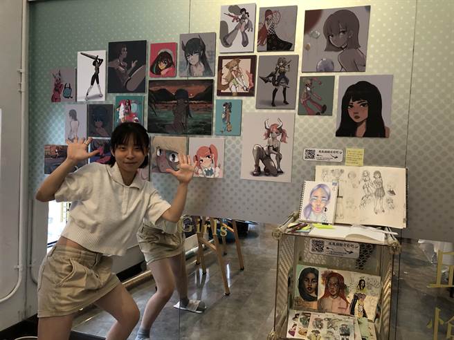 毕业生薛可亲分享自己的手绘及电绘创作，注重角色眼睛表现。（张芷瑜摄）