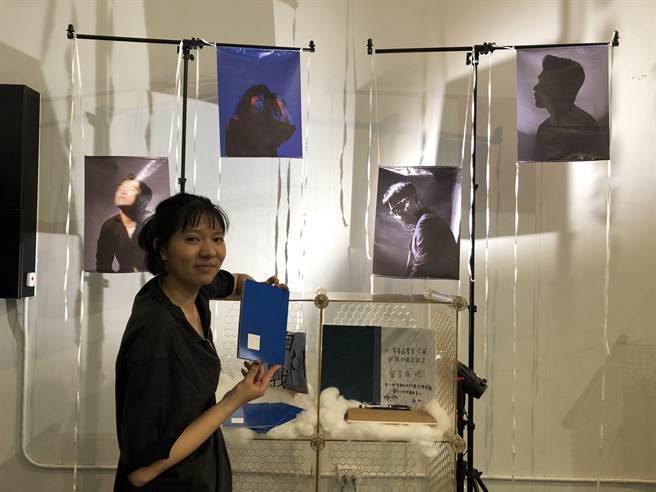 毕业生李昀蓁展示三年来的棚拍作品「迷雾之子」。（张芷瑜摄）