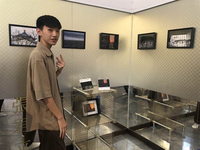 毕业生张君立很喜欢到处探索新事物，边拍边记录。（张芷瑜摄）