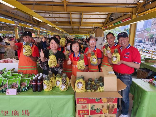 花莲县农会北上希望广场推荐金钻凤梨、酸菜优质农特产。（花莲县农会提供）
