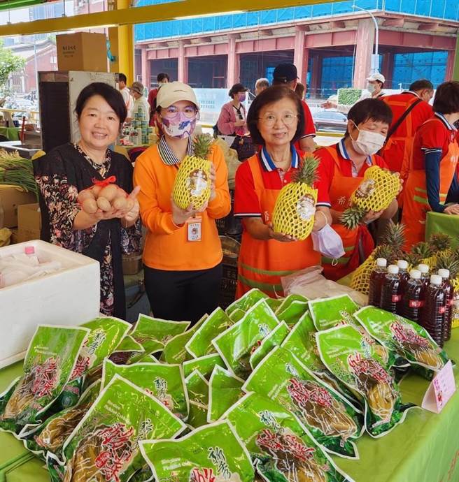 金钻凤梨，酸菜以及花莲优质蔬果，获北台湾消费者肯定，抢购一空。（花莲县农会提供）