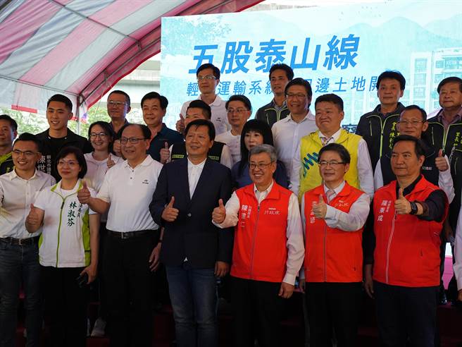 行政院长陈建仁今（29日）到邻近五泰轻轨路线旁的捷运泰山站进行视察。（黄敬文摄）