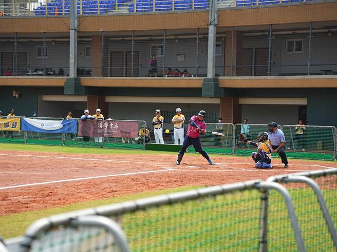 暂居企业女子垒球联赛龙头，开季4连胜的「新北凯撒勇士女子垒球队」，今(29)日于主场三重棒球场主场迎战目前战绩第2的「新世纪黄蜂」。(黄敬文摄)