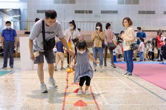 中华全龄教育协会今特别举办「嘉市宝贝一起go」亲子体适能运动会，透过运动会结合体适能检测，让家长了解孩子的发展状况。（读者提供∕吕妍庭嘉义传真）