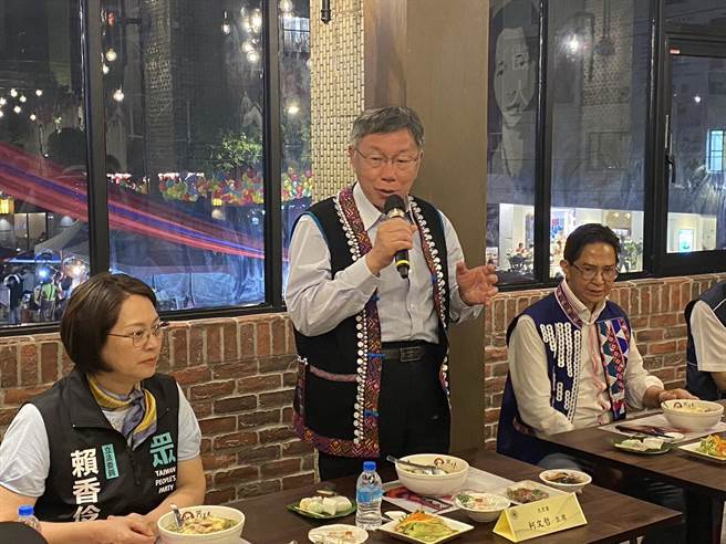 民眾党主席柯文哲今晚参与桃园市龙冈米干节第2周火把节首日活动，在座谈会中大啖米干。（蔡明亘摄）