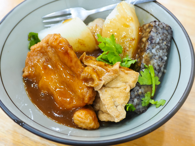 一名女大生买了一份甜不辣搭配店内提供的萝卜汤，竟惨遭老板怒骂。（示意图／shutterstock）