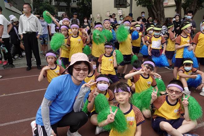 厚德国小学童欢度60周年校庆。（黄敬文翻摄）