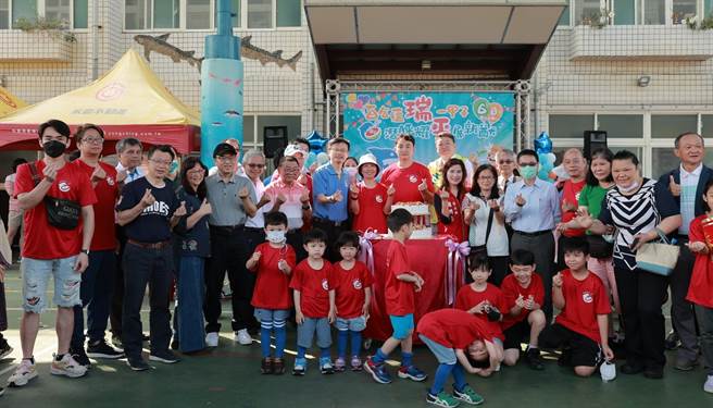 「百合蕴瑞一甲子 潜豚耀平展新猷」新北市瑞平国小60周年校庆生日礼讚大合照。（黄敬文翻摄）