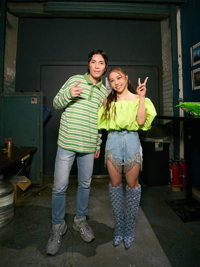 艾薇（右）日前在台北Legacy开唱，师兄萧敬腾到场力挺。（环球音乐提供）