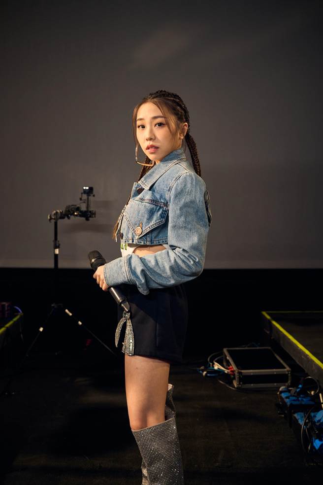 艾薇（右）在台北Legacy开唱，造型亮眼。（环球音乐提供）