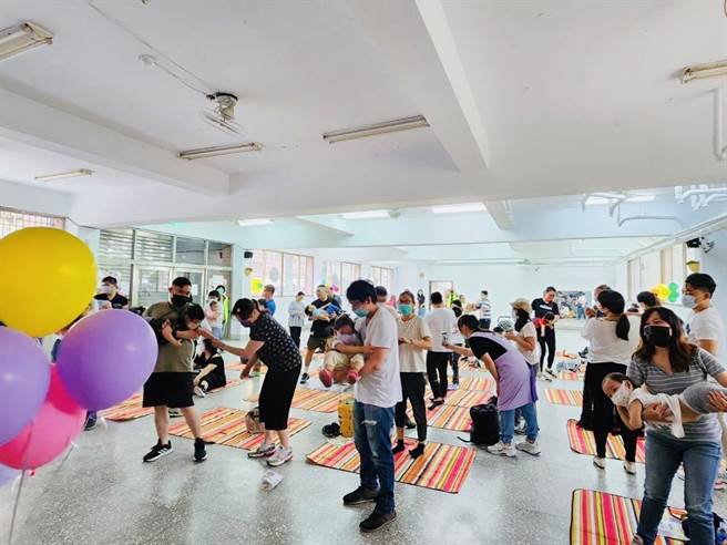 为使育儿家庭增进专业知能、促进正向亲子关系，新北市三重区公所及三重大同公共托育中心今（29日）合作办理亲职教育讲座。（黄敬文摄）