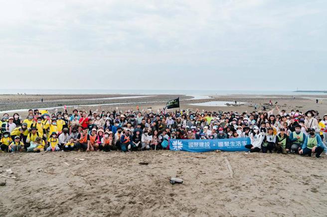 「国聚公益月」带领住户与民眾净滩，以实际行动「告白地球」。（图／业者提供）