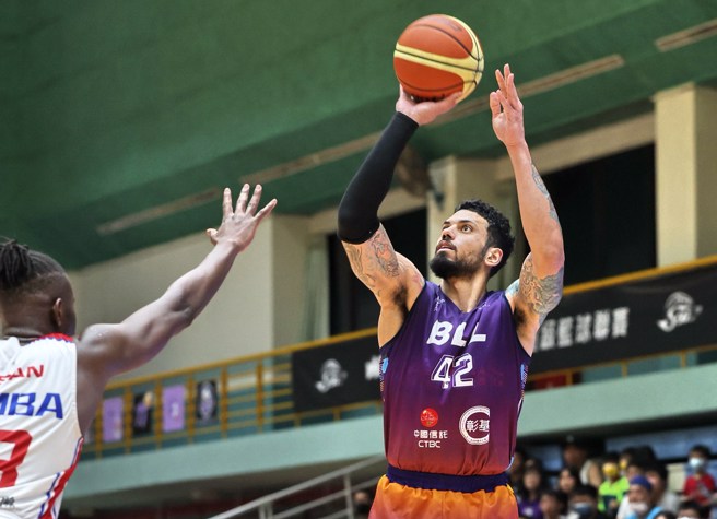 布依德今天拿下22分、17篮板。(中华篮协提供)