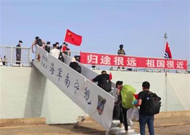 大陆国防部完成苏丹撤侨任务发表谈话：永远都是人民的守护者。（新华社）