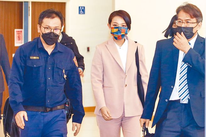 新竹市长高虹安（中）被控任立委期间涉诈领助理费案，检察官28日再度以被告身分传唤高虹安到案，侦讯到晚间8点步出北检。（资料照，邓博仁摄）