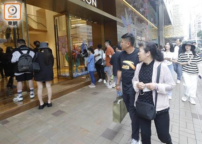尖沙咀广东道精品名牌店外大排长龙。（东网）