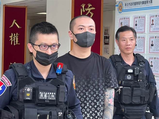 弘仁會中和組長「鯨魚」林京履(中)28日解送回國，新北地檢署29日晚間聲押禁見林男獲准，杜姓小弟則以6萬元交保。（本報資料照／王揚傑攝）